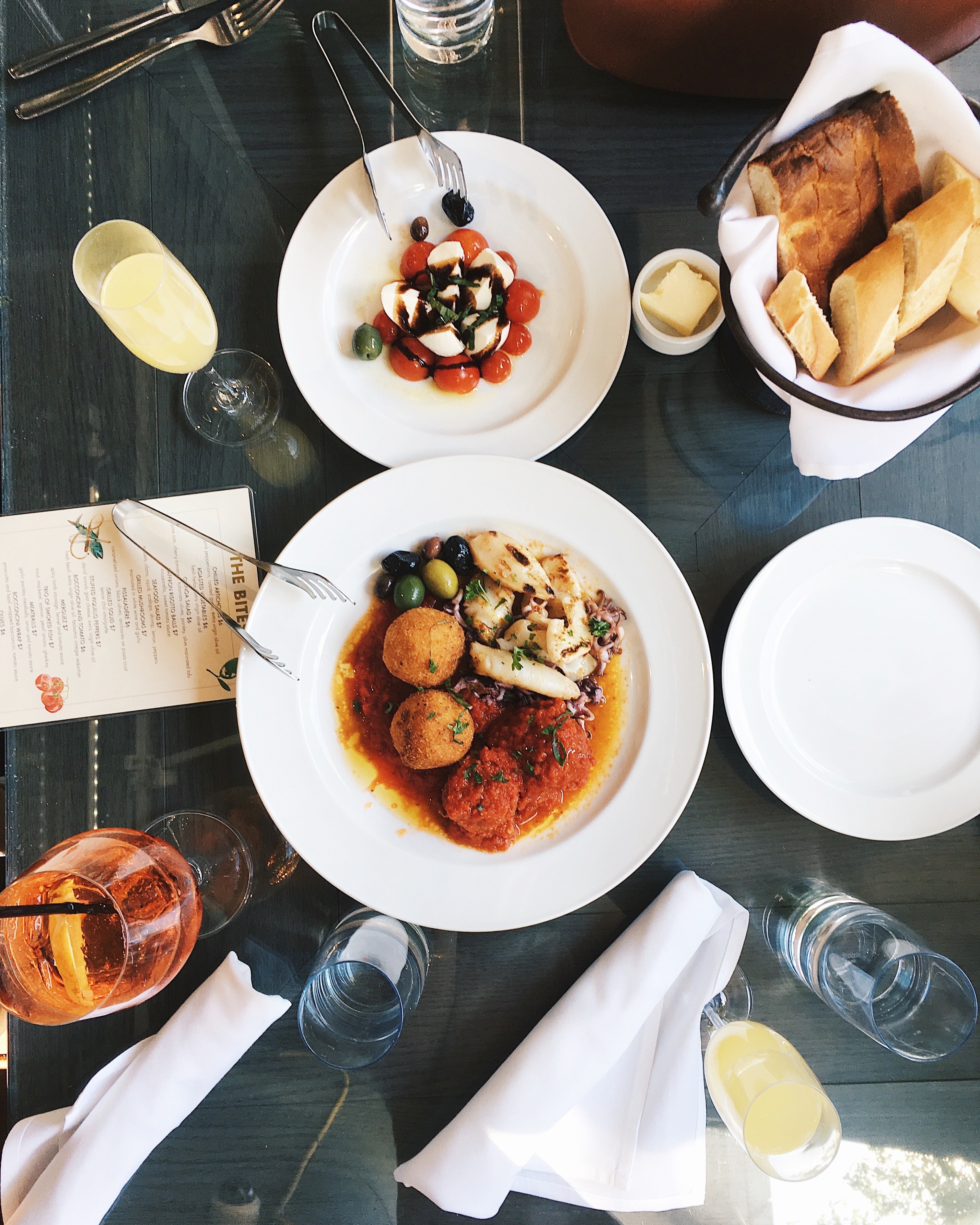 plat de boulettes et légumes