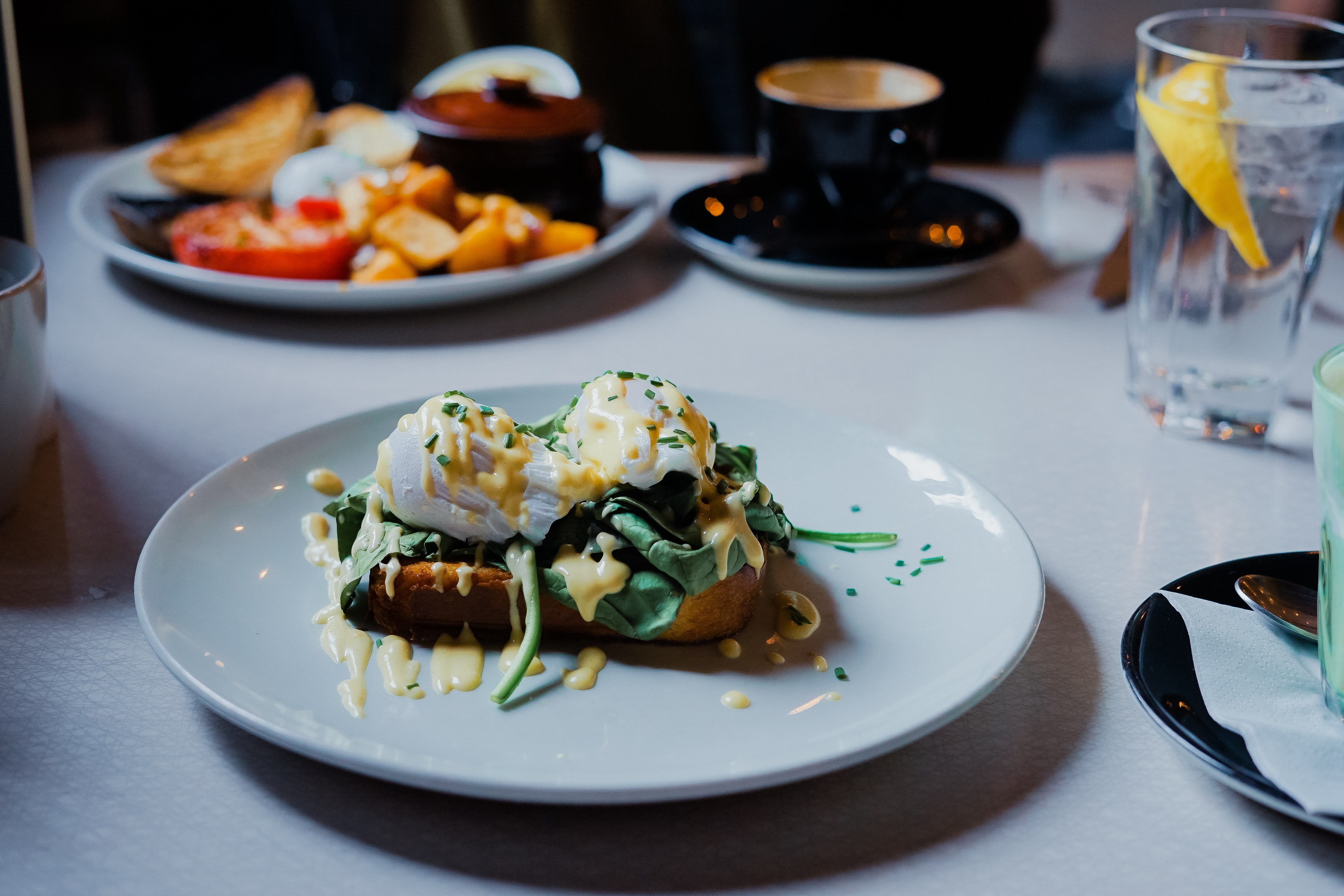 plat de toast aux légumes et oeufs